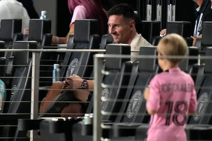 Lionel Messi, del Inter Miami, observa un partido de la Leagues Cup entre su equipo y el Puebla de México, el sábado 27 de julio de 2024 en Fort Lauderdale, Florida; el 10 está cada vez más cerca de la vuelta a las canchas