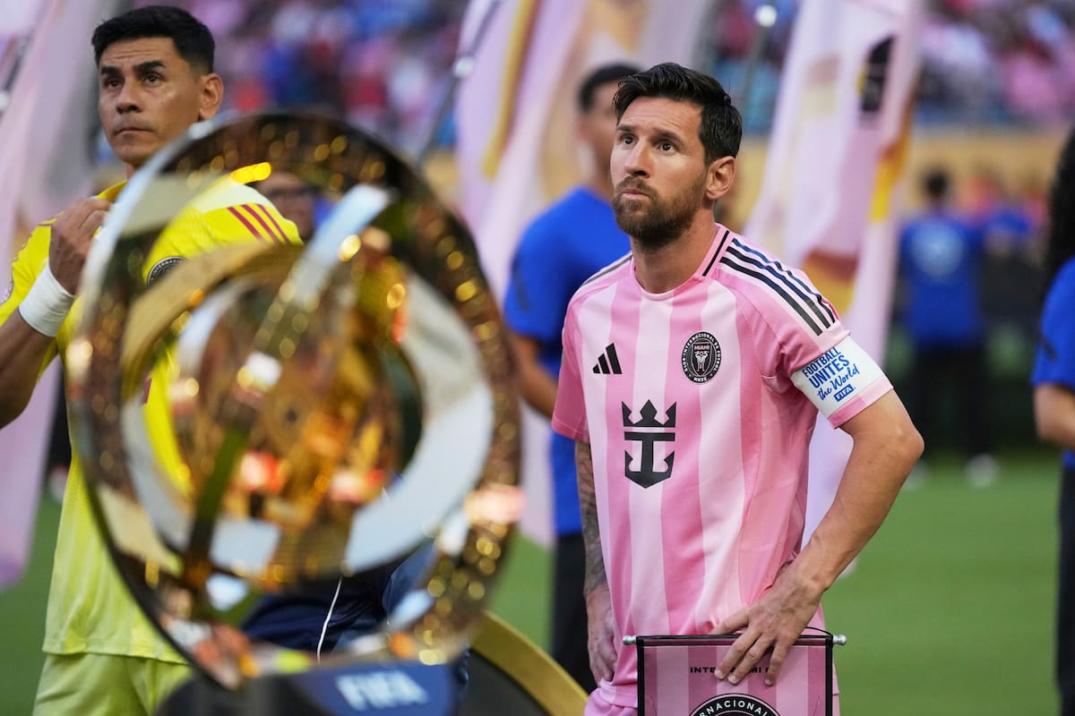 Lionel Messi, del Inter Miami, y el trofeo del nuevo Mundial de clubes; Infantino consiguió una invitación para que la cara del argentino impulsara el negocio naciente