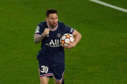 Lionel Messi del PSG celebra después de anotar el segundo gol de su equipo, el empate parcial entre Paris Saint Germain y RB Leipzig