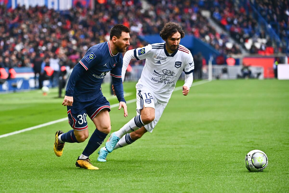 Lionel MESSI del PSG y Yacine ADLI de Burdeos durante un partido de la Ligue 1 entre Paris Saint Germain y Burdeos