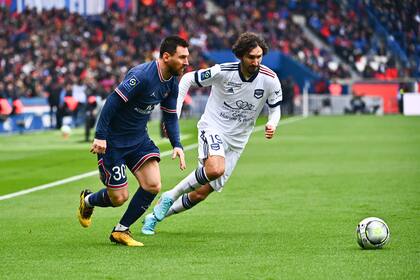 Lionel MESSI del PSG y Yacine ADLI de Burdeos durante un partido de la Ligue 1 entre Paris Saint Germain y Burdeos