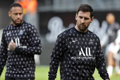 Lionel Messi (derecha) y Neymar previo al partido del Paris Saint-Germain contra Rennes por la liga francesa, el domingo 3 de octubre de 2021. (AP Foto/Jeremias Gonzales)