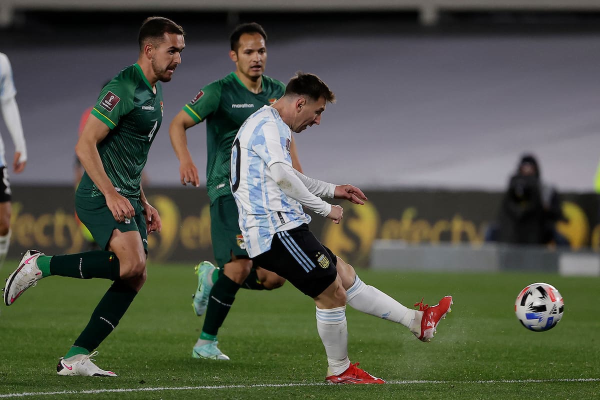Lionel Messi despacha el formidable zurdazo combado que derrotará a Carlos Lampe; el 10 de la Argentina abrió la victoria sobre Bolivia y, de paso, alcanzó un registro histórico de Pelé.