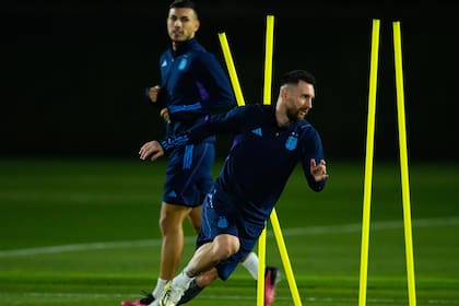 Lionel Messi despega y lo mira Leandro Paredes que volverá a ser titular ante Croacia