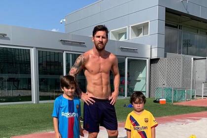 Lionel Messi después de entrenar con sus hijos Thiago y Mateo.
