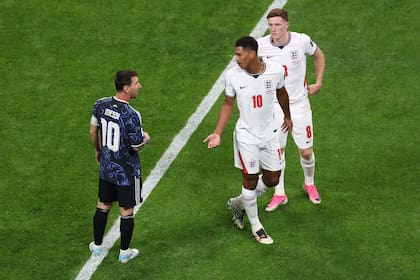 Lionel Messi discute con Jude Bellingham, en un partido que arrancó muy tenso