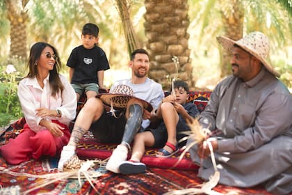 Lionel Messi disfrutando en familia en Arabia Saudita; de acuerdo con información de L'Equipe, ese país puede ser el nuevo destino deportivo del crack argentino.