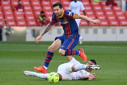 Messsi supera a Casemiro durante el clásico que Barcelona perdió 3-1 ante Real Madrid