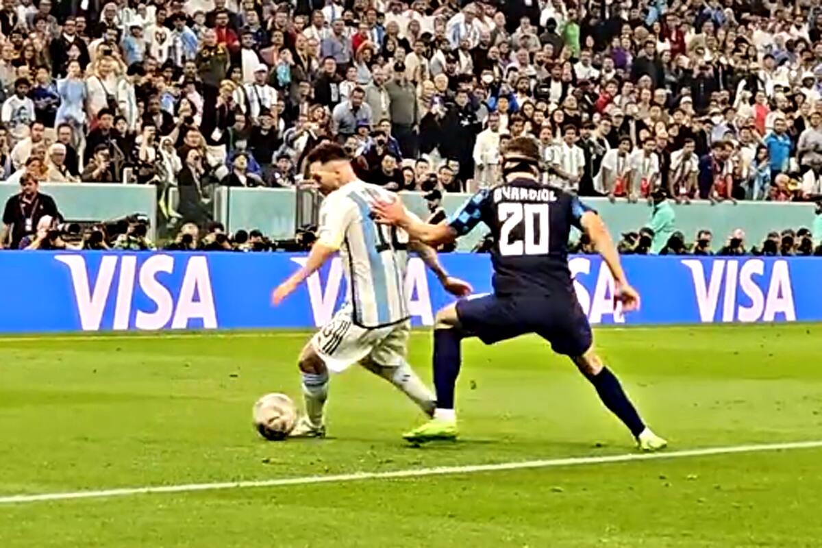 Lionel Messi durante acelera de nuevo después de la pausa y deja desairados a Joško Gvardiol y su metro 85, para llegar al fondo de la cancha y servirle el gol del 3-0 a Julián Álvarez frente a Croacia; la Argentina es finalista del Mundial Qatar 2022.