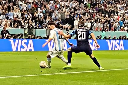 Lionel Messi durante acelera de nuevo después de la pausa y deja desairados a Joško Gvardiol y su metro 85, para llegar al fondo de la cancha y servirle el gol del 3-0 a Julián Álvarez frente a Croacia; la Argentina es finalista del Mundial Qatar 2022.