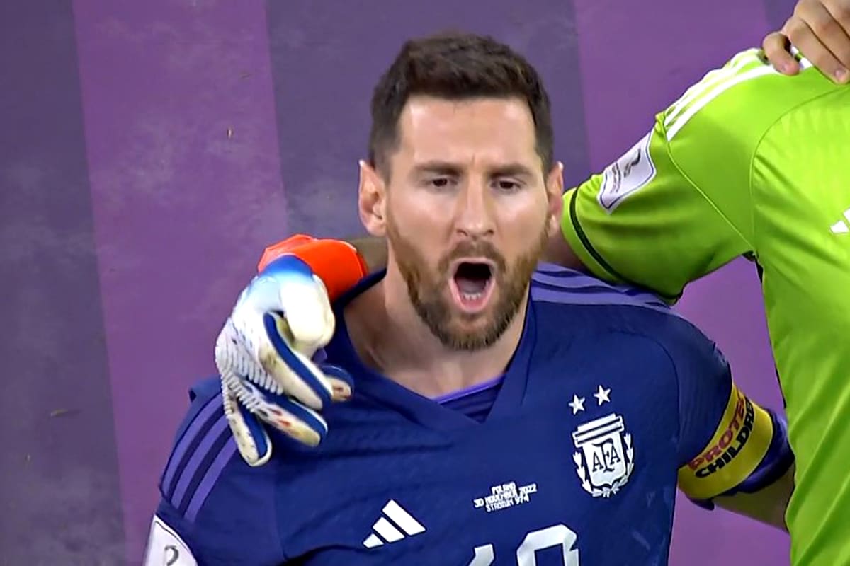 Lionel Messi durante el himno