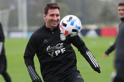 Lionel Messi durante el entrenamiento antes del partido con Bolivia.