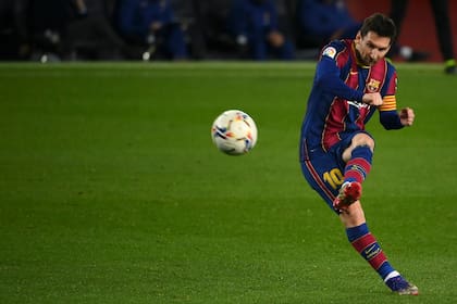 Pose típica de Lionel Messi en un tiro libre; en un Barcelona conflictuado, el capitán va por un récord de Pelé.