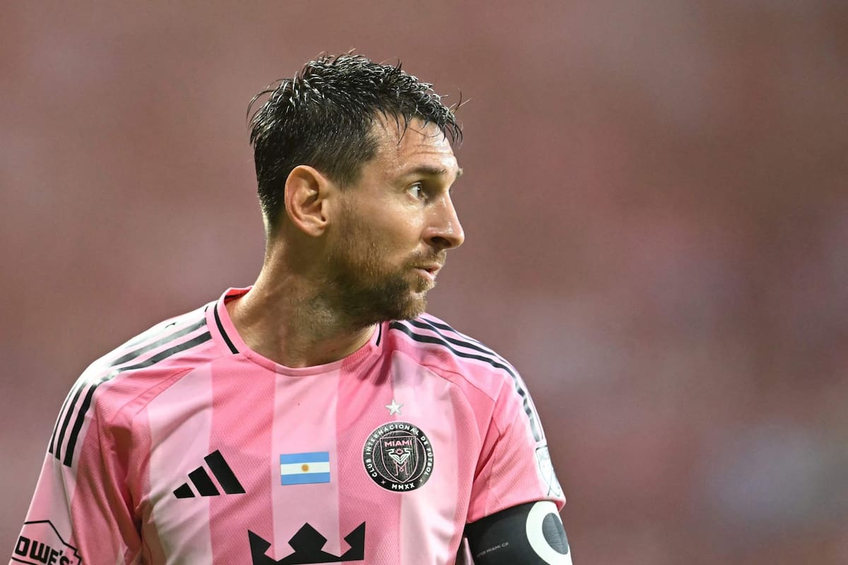Messi, afastado por dez dias: estudos confirmaram uma pequena lesão muscular e sua evolução será acompanhada de perto