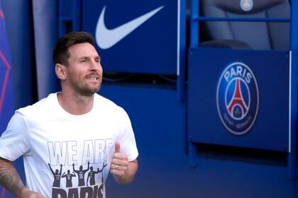 Lionel Messi durante la presentación de jugadores del Paris Saint-Germain antes de un partido de la liga francesa contra Estrasburgo en el estadio Parc des Princes en París, el sábado, 14 de agosto del 2021. (AP Foto/Francois Mori)