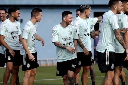 Messi sonríe en la selección: cambió la marea y disfruta en la Argentina cada vez que se aleja de la tensión en Barcelona; en 2021 podría llegar a jugar hasta 18 partidos en el equipo de Lionel Scaloni