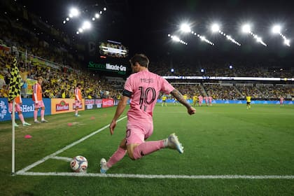 Lionel Messi ejecuta un córner durante el último partido de Inter Miami, ante Columbus