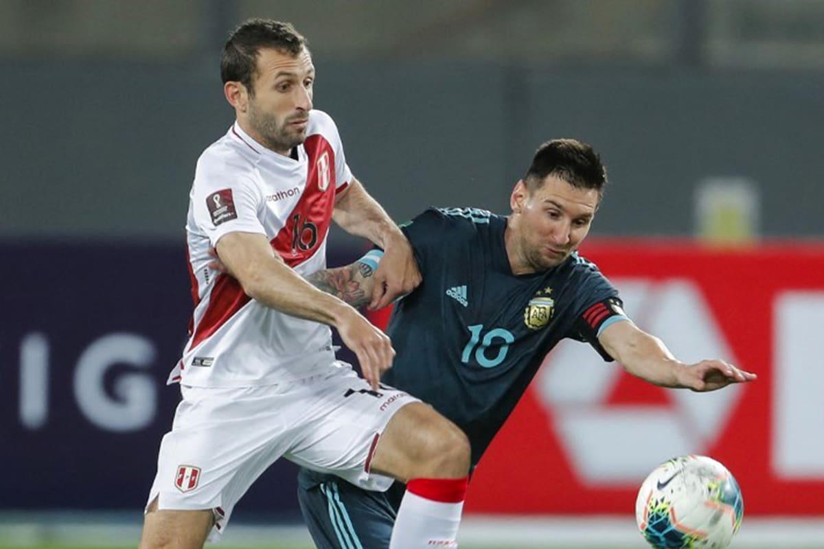 Lionel Messi, el capitán argentino, forcejea contra Horacio Calcaterra durante el último partido del equipo al que dirige Lionel Scaloni: fue el 2-0 a Perú en noviembre, en Lima; en junio se cumplirán siete meses de inactividad para los seleccionados sudamericanos.