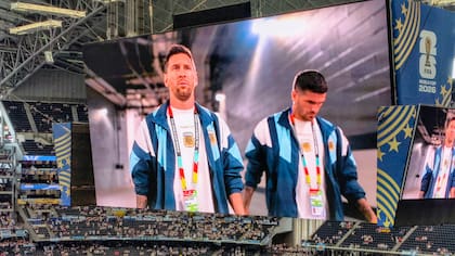 Lionel Messi, el más ovacionado en la llegada del plantel argentino al estadio