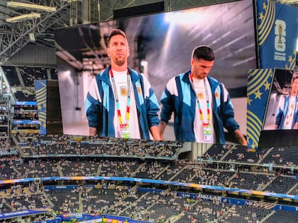 Lionel Messi, el más ovacionado en la llegada del plantel al estadio