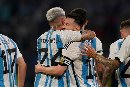 Lionel Messi, el mejor futbolista del Mundial Qatar 2022, abraza a Enzo Fernández, el jugador joven más destacado