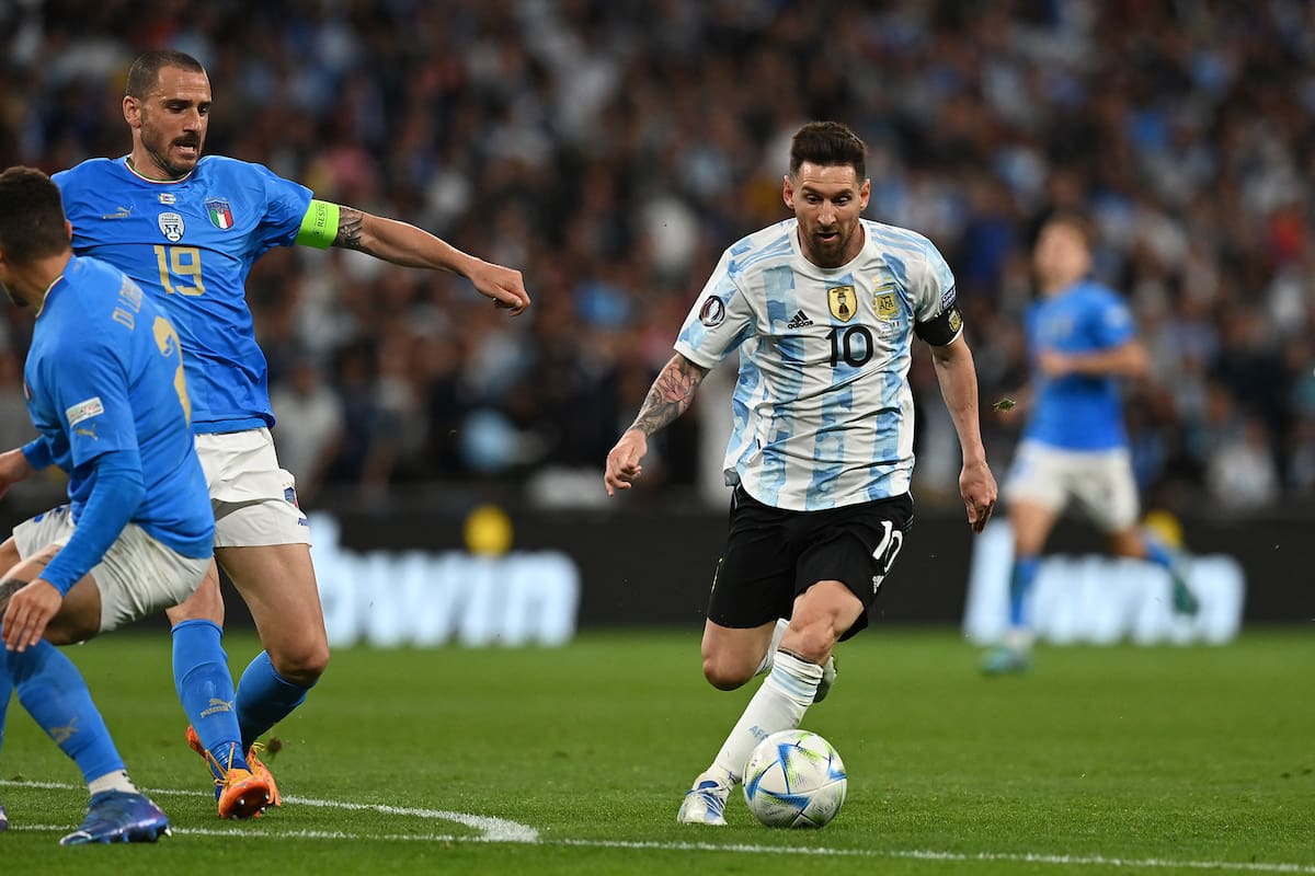 Lionel Messi en acción ante Italia; se vio un ataque de Argentina muy ágil, con un 10 fresco, con chispa, y un Ángel Di María inspirado