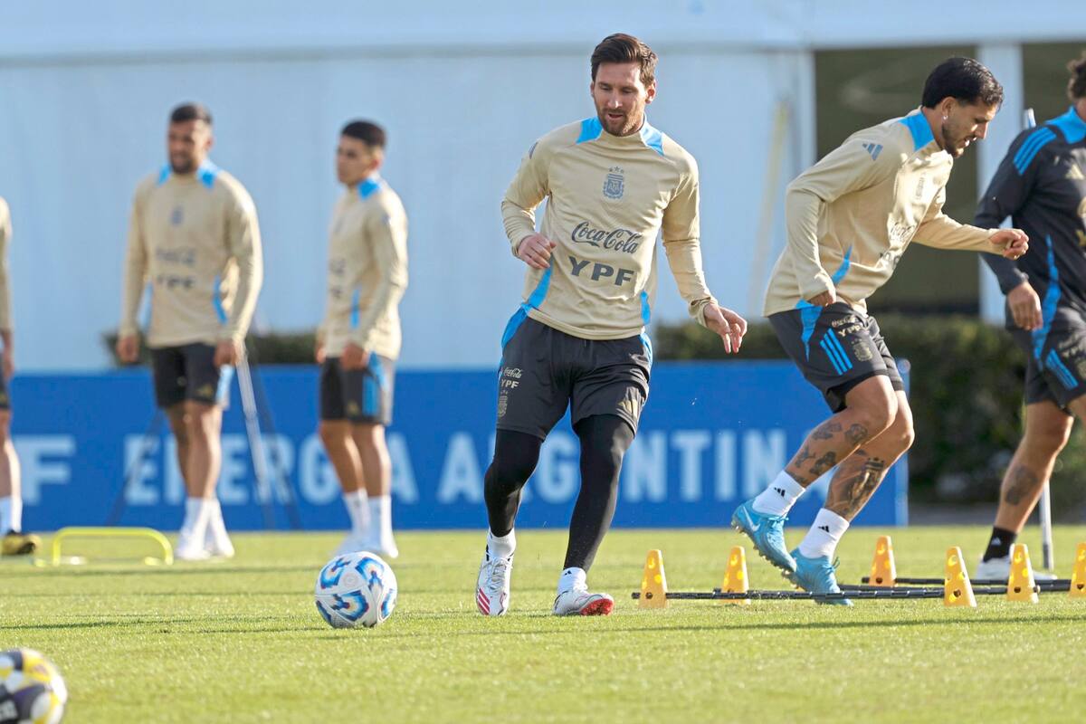 Lionel Messi en acción en el entrenamiento de la selección argentina en Ezeiza; al 10 se lo percibió sano, pero hay alguna chance de que sea resguardado este jueves en el compromiso en Chile por la eliminatoria para el Mundial de 2026.
