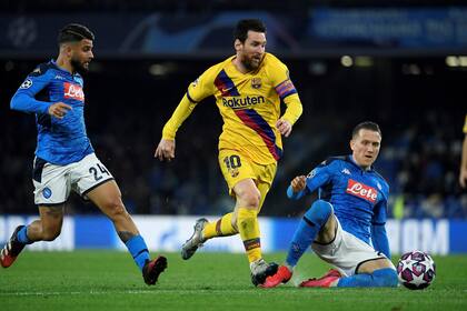 Lionel Messi, en acción en el estadio San Paolo. Barcelona y Napoli igualaron 1-1 en la ida de los octavos de final de la Champions. El partido de vuelta fue postergado y podría jugarse en agosto.