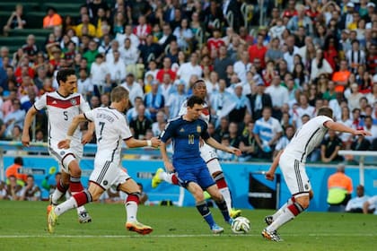 Lionel Messi en acción frente a cuatro alemanes, en el partido más importante de su carrera.