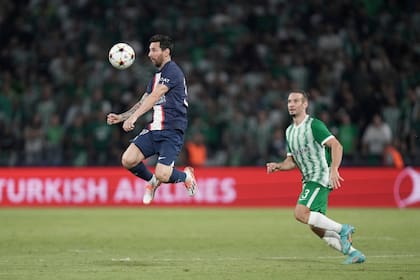 Lionel Messi, en el aire, en el primer choque frente a Maccabi Haifa