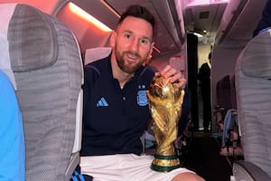 Lionel Messi en el avión de regreso a Argentina con la Copa del Mundo en sus manos
