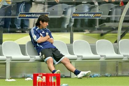 Lionel Messi en el banco de suplentes en el Mundial 2006, resignado por no ingresar