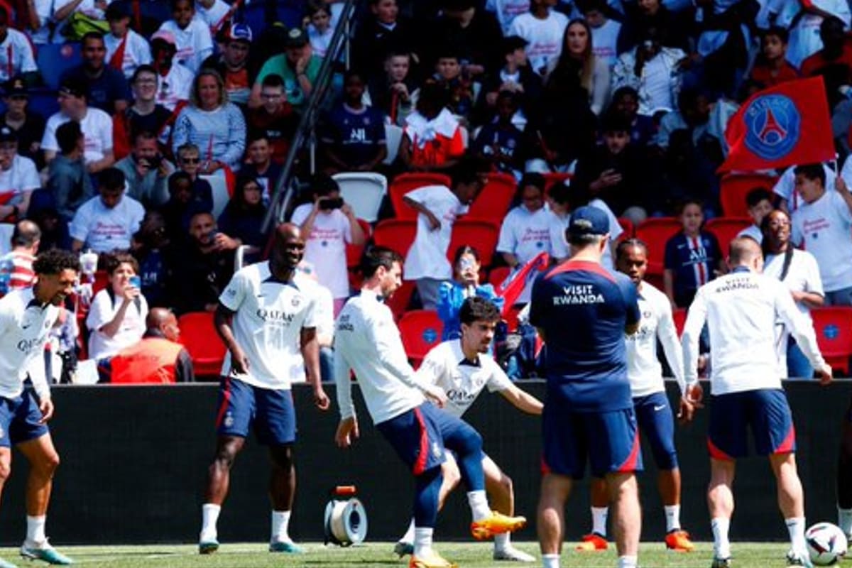 Lionel Messi en el centro de la escena, en ejercicios con pelota durante la práctica abierta de PSG frente a 5500 personas en las tribunas del Parque de los Príncipes.