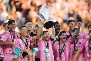 Lionel Messi en el centro de los festejos, después de que Inter Miami venciera a Vancouver Whitecaps en la final de la MLS