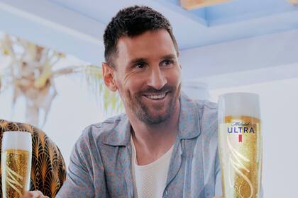 Lionel Messi en el comercial de la cerveza Michelob Ultra que se presentó en el Super Bowl (Michelob Ultra via AP)