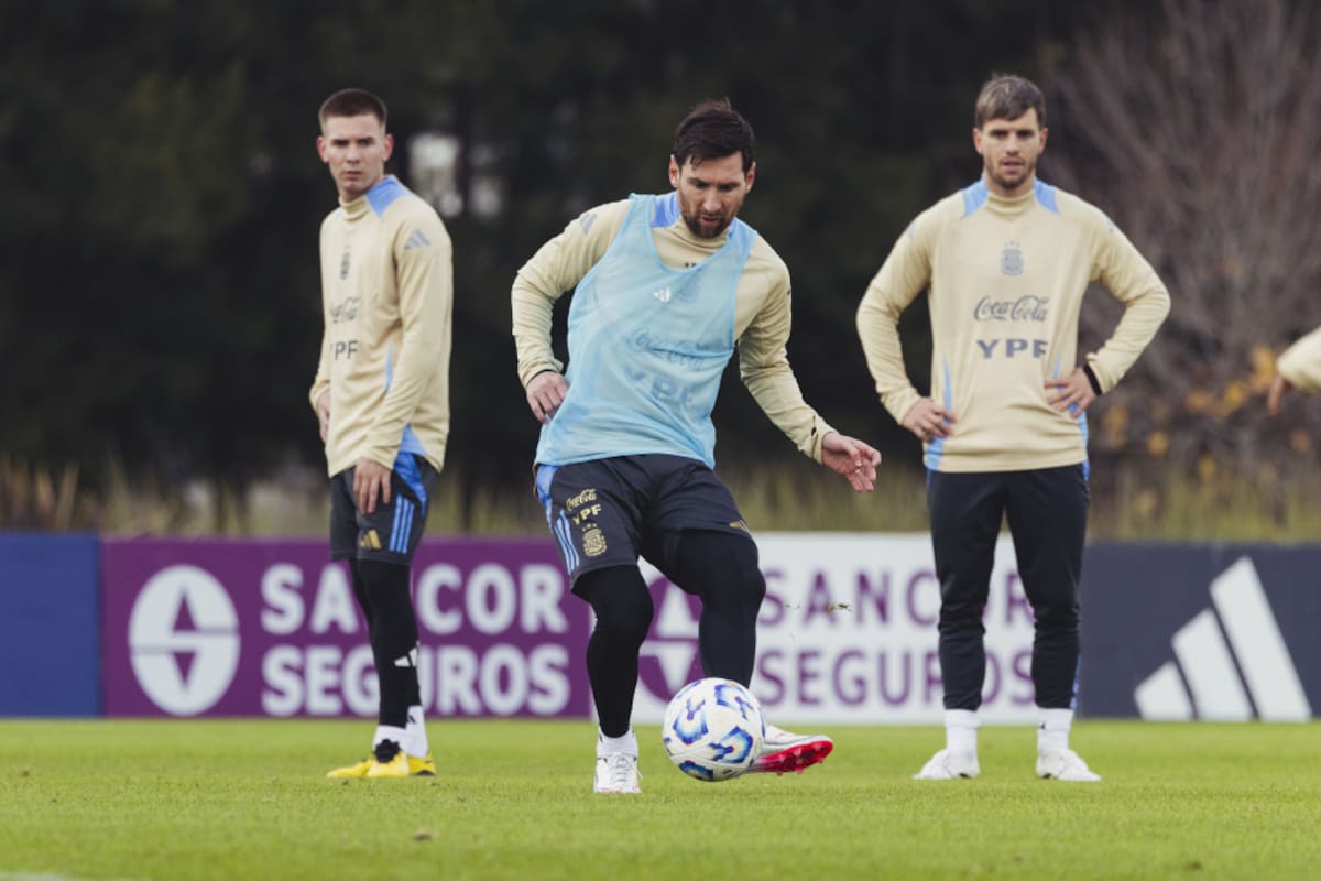 Lionel Messi en el entrenamiento de este domingo con la selección argentina. (Prensa AFA)