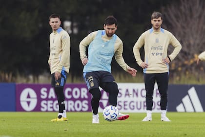 Lionel Messi en el entrenamiento de este domingo con la selección argentina. (Prensa AFA)