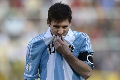 Ya capitán, Messi regresó a La Paz en 2013, y con un plan elaborado por el DT Sabella, la selección rescató un empate; la "Pulga" no pudo evitar el mal de altura ni los vómitos