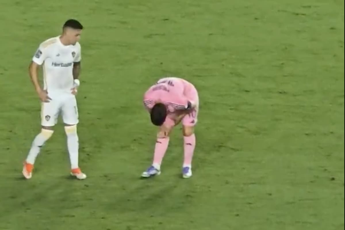 Lionel Messi en el partido ante L.A. Galaxy, con evidentes gestos de incomodidad