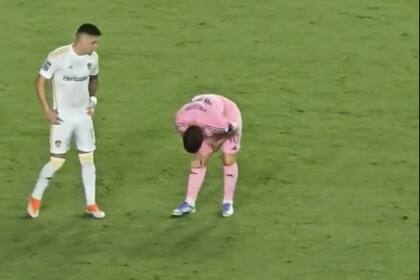 Lionel Messi en el partido ante L.A. Galaxy, con evidentes gestos de incomodidad