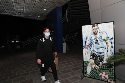 Lionel Messi, en la entrada del edificio principal del predio de Ezeiza, donde la selección argentina inició su burbuja sanitaria de cara a los partidos con Ecuador y Bolivia.