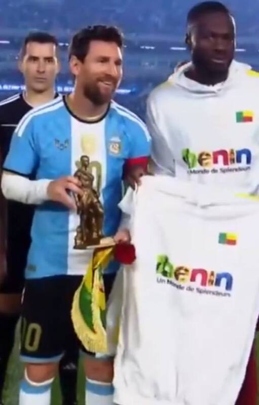 Lionel Messi, en la noche de su despedida de la selección nacional, tiene en la mano una figura femenina que le regaló el capitán del equipó de Benín, Sessi D'Almeida