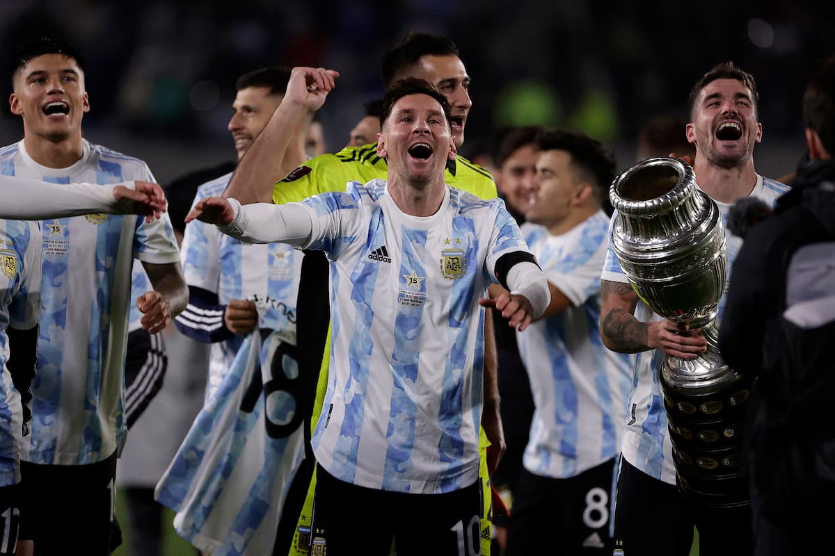 Lionel Messi en la noche soñada: la victoria, los tres goles, el récord arrebatado a Pelé, el reencuentro con los hinchas, el festejo con la Copa...