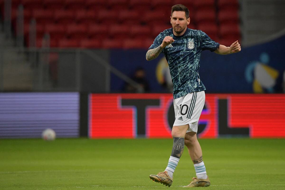 Lionel Messi, en la previa del partido Argentina-Paraguay, en Brasilia. (Photo by NELSON ALMEIDA / AFP)