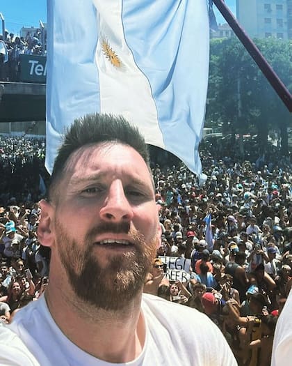 Lionel Messi en los festejos en la selección argentina tras ganar el Mundial Qatar 2022