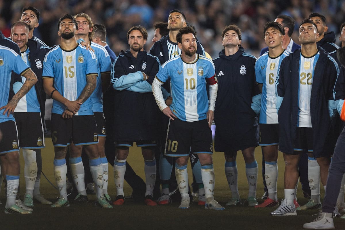 Lionel Messi, en su despedida en el Monumental, mientras sus compañeros observan el show de drones en el cielo