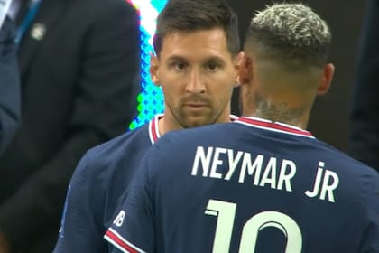 Lionel Messi en su primer partido con el Paris Saint Germain: el momento exacto en el que la Pulga reemplaza a Neymar; fue un día histórico para el fútbol mundial