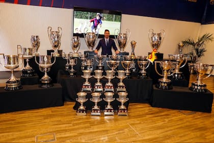 Lionel Messi en su último día en Barcelona, con las réplicas de todos los trofeos que ganó con el club