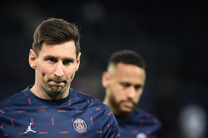 Lionel Messi en su último partido con PSG, ante Lille; el argentino vuelve a tener problemas físicos que lo marginan