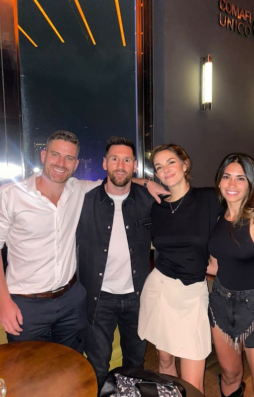Lionel Messi en Trade Sky Bar Ruta gastronómica de los famosos con Andrés Rolando -dueño del lugar- y su pareja, la actriz de "Tootsie", Julieta Nair Calvo.
